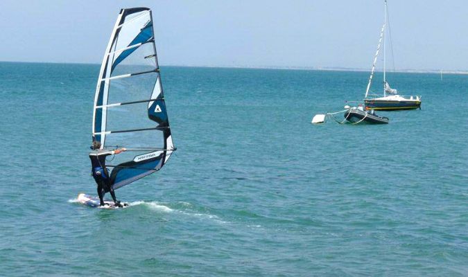 Faire de la planche à voile sur l'île de ré depuis le camping la grainetière