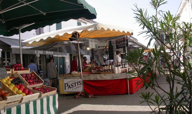 Marché des Portes en Ré sur l'île de Ré en Carente Maritime