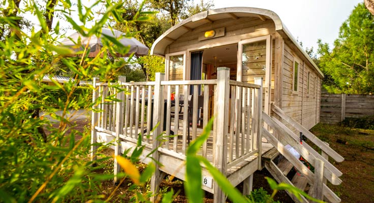 Roulotte en bois pour famille et hébergement insolite sur l'Île de Ré