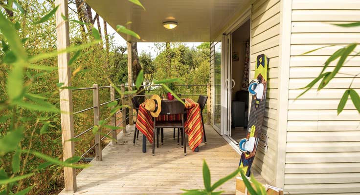 terrasse ombragée mobil-home sur l'Île de Ré