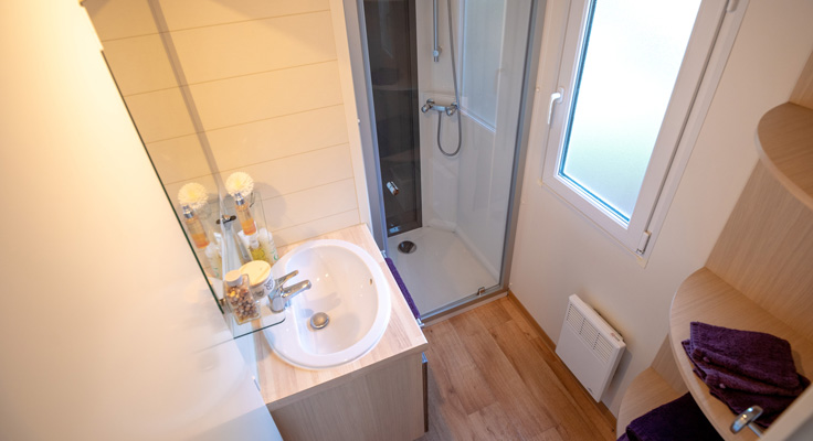 Salle de bain fonctionnelle dans un mobil-home de l'Île de Ré