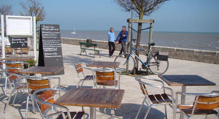 Terrasse ensoleillée à la flotte en ré