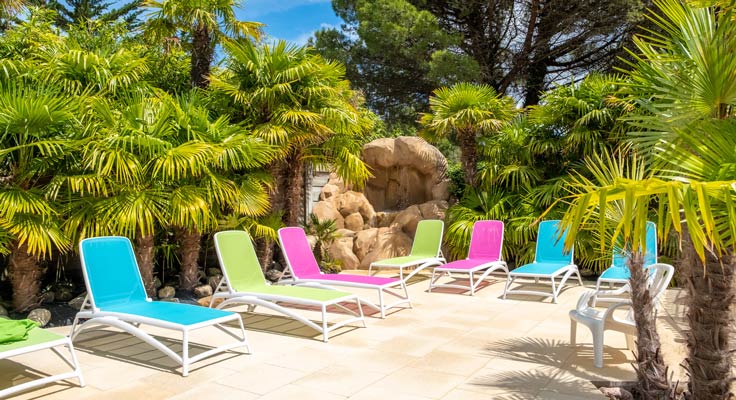 terrasse ensoleillée avec transats au camping 5 étoiles la grainetière sur l'île de ré